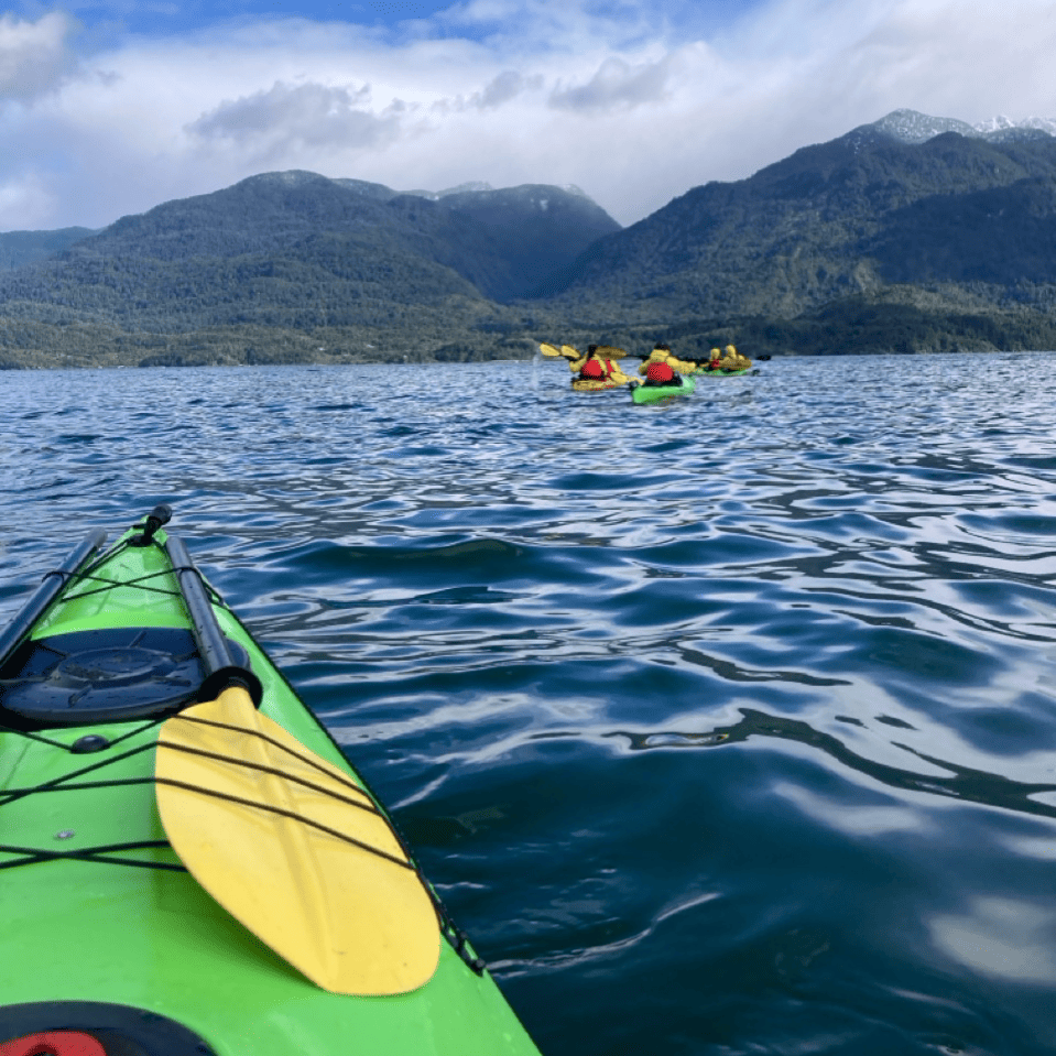Kayak en el fiordo de Reloncaví