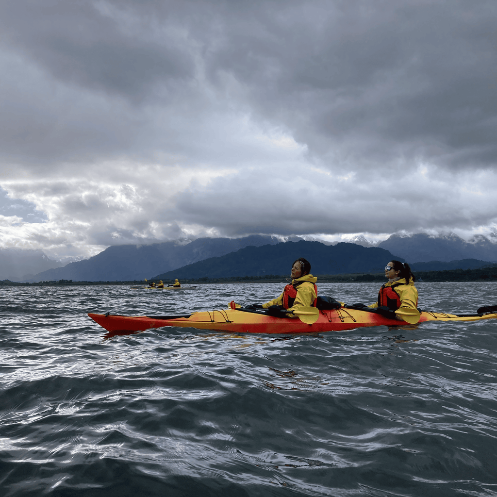 Kayak en el fiordo de Reloncaví