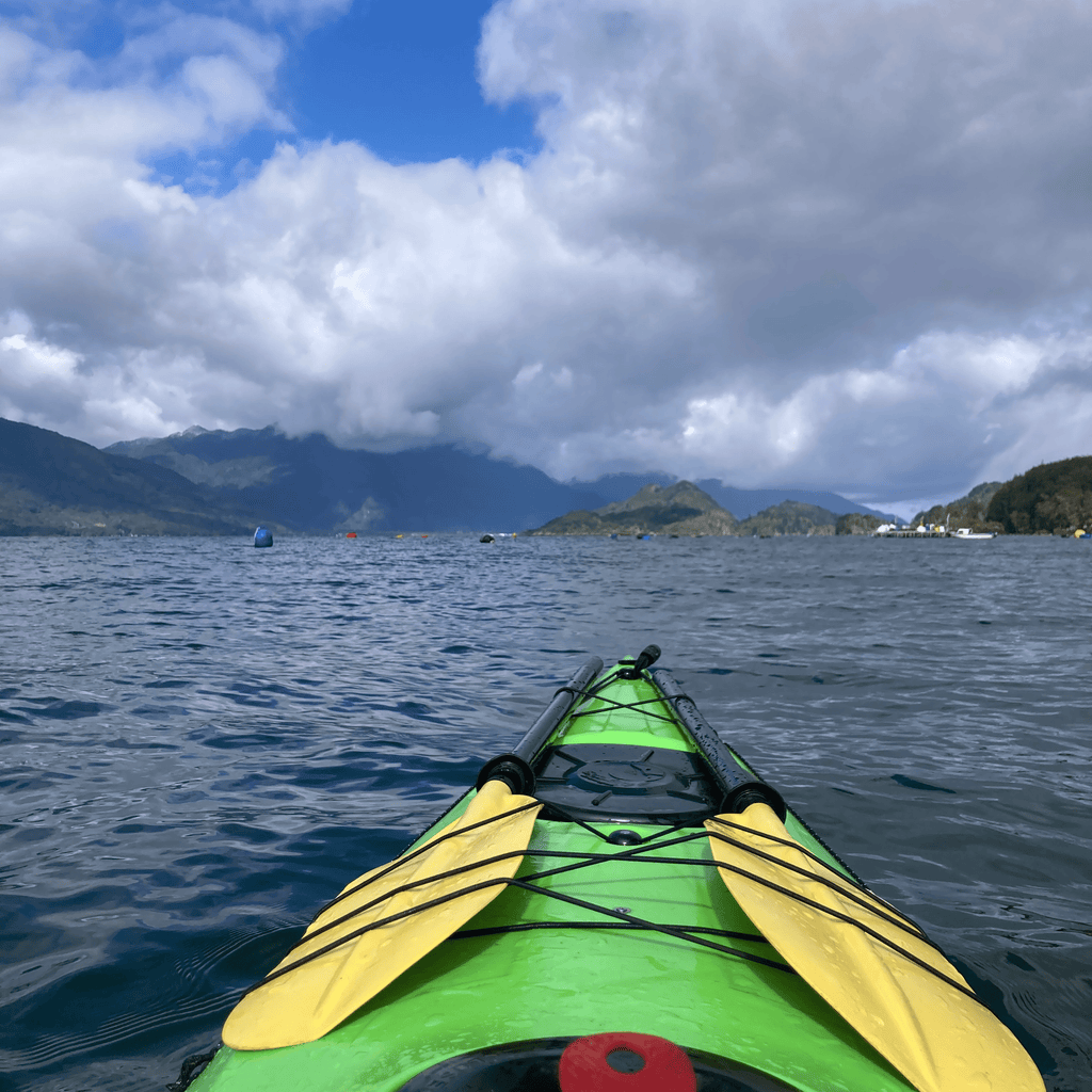 Kayak en el fiordo de Reloncaví