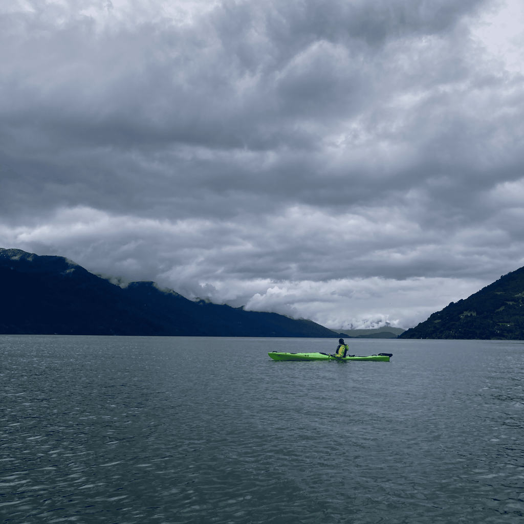 Kayak en el fiordo de Reloncaví