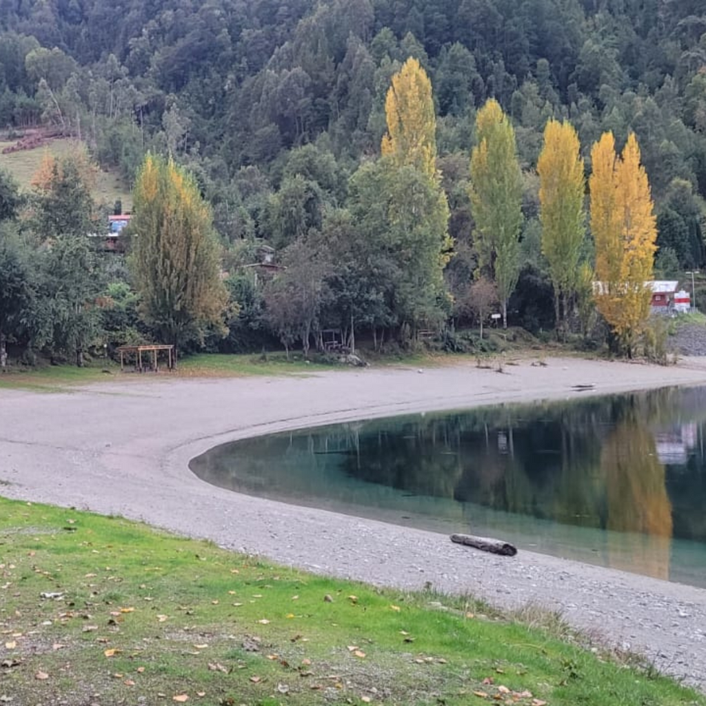 Experiencia Kayak en Lago Maihue, Río Huainahue y termas de Chihuio - Mínimo 6 personas